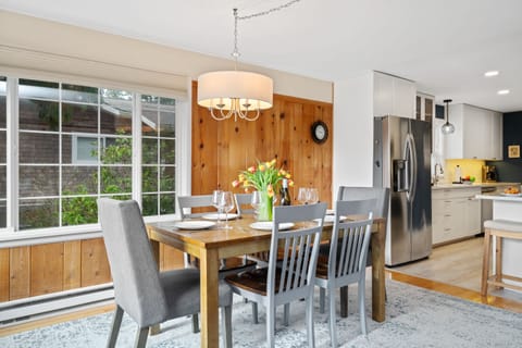 Dining table for 6 plus breakfast bar for 1