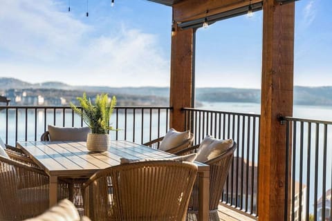 - Enjoy peaceful breakfasts or sunset dinners with a stunning lake backdrop
- Cushioned wicker chairs invite long chats and lazy meals outdoors
- Whether it's coffee or wine, every sip comes with a breathtaking view