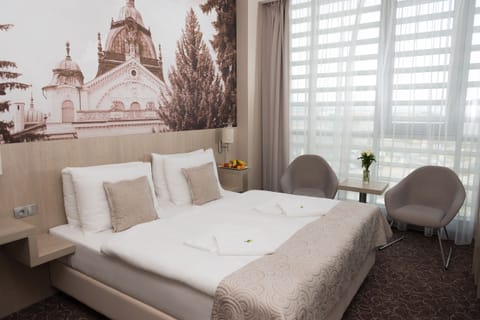 Hypo-allergenic bedding, minibar, in-room safe, desk