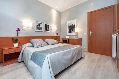Deluxe Double Room | Hypo-allergenic bedding, in-room safe, desk, laptop workspace