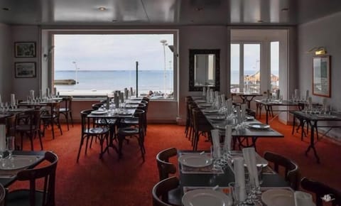 Breakfast, lunch, dinner served; French cuisine 