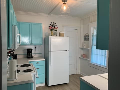 Sea Gables Cottage, 3 Bedrooms, 2 Baths and Laundry Room | Private kitchen | Fridge, microwave, oven, stovetop