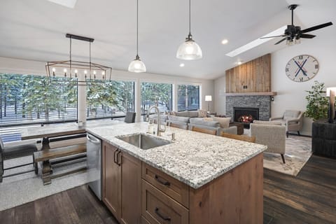 House, 4 Bedrooms | Private kitchen | Fridge, oven, stovetop, coffee/tea maker