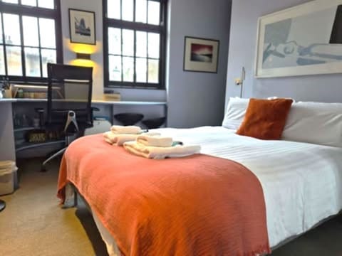 delightful micro studio with kitchette and breakfast bar perfect for city visit