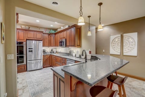 Additional Chef's kitchen in lower level!