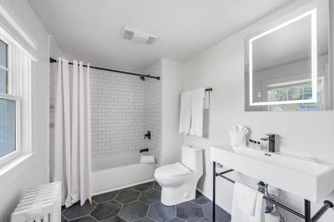 Guesthouse A | Bathroom | Shower, free toiletries, hair dryer, towels