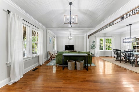 House | 3 bedrooms, desk, iron/ironing board, Internet