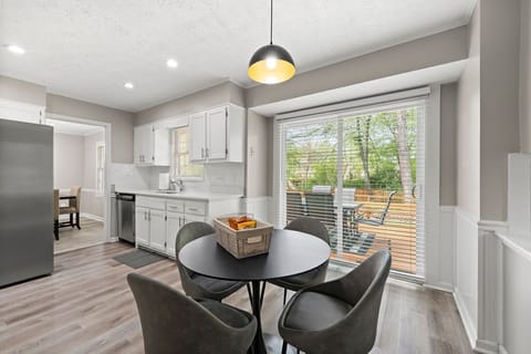 House | 4 bedrooms, iron/ironing board, Internet