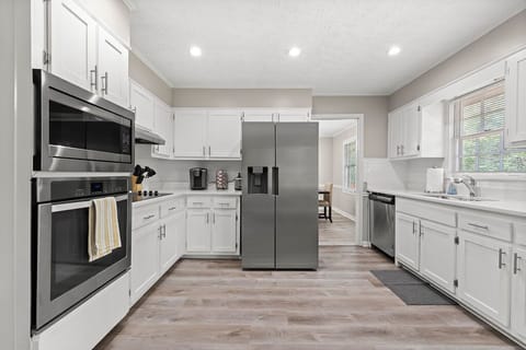 House | 4 bedrooms, iron/ironing board, Internet