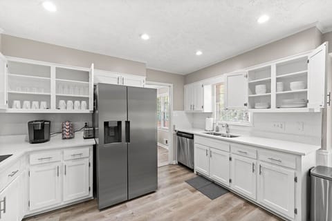 House | 4 bedrooms, iron/ironing board, Internet