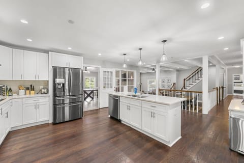 House | 5 bedrooms, iron/ironing board, high-speed internet