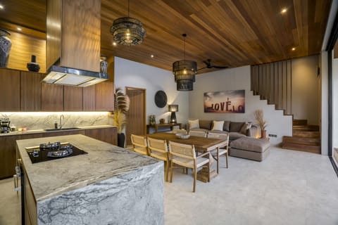 Deluxe Villa, 3 Bedrooms, Bathtub, Pool View | Dining room