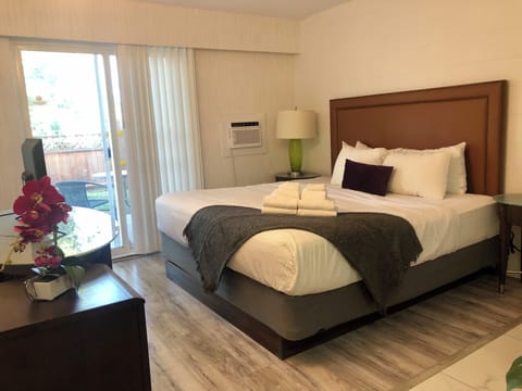 Studio Suite, 1 King Bed, Kitchenette | Premium bedding, desk, laptop workspace, blackout drapes
