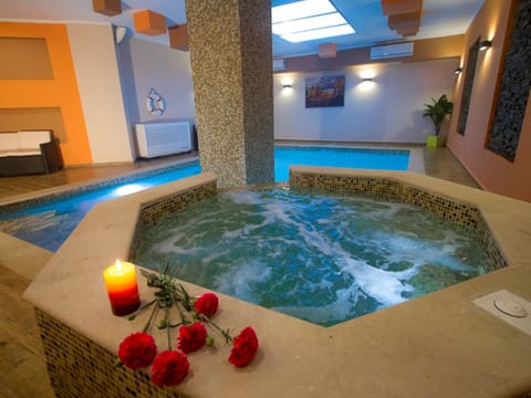 Shared indoor heated pool at 32°C (Winter)