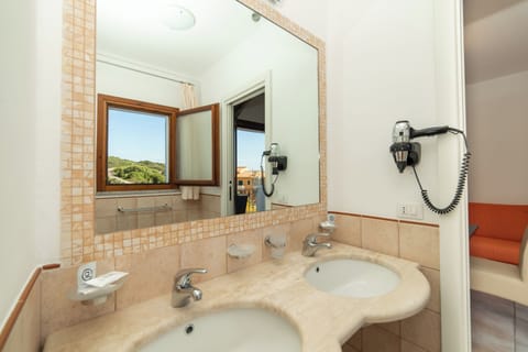 Junior Suite | Bathroom | Free toiletries, towels