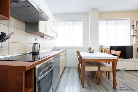 Fully equipped kitchen with dining area