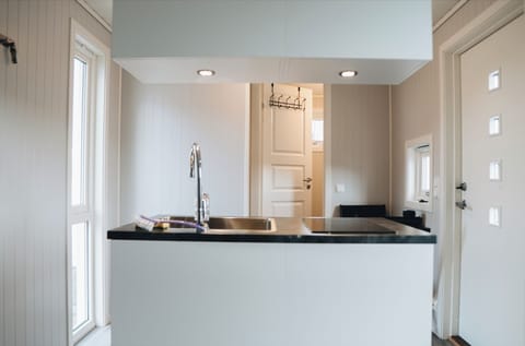 Honeymoon Cabin | Living area | Books