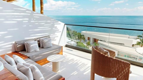 Suite, Oceanfront (F&F) | Free minibar, in-room safe, desk, blackout drapes