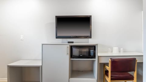 Deluxe Room, 1 Queen Bed, Non Smoking, Refrigerator & Microwave | Blackout drapes, soundproofing, iron/ironing board, free WiFi