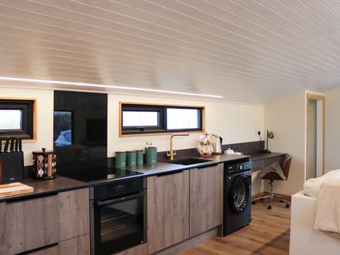 Open plan living space | Aberdaron Retreat- Gwdihw - Aberdaron Retreat, Aberdaron