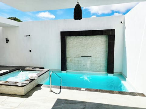 Your private oasis in Cabo 🌴
Heated jacuzzi, waterfall pool & total privacy.