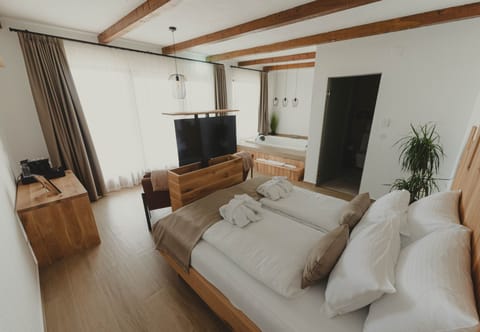 Deluxe Suite | Minibar, laptop workspace, soundproofing, free WiFi