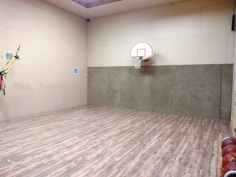 Indoor Court for basketball, volleyball, dodgeball, events, reunions, parties...