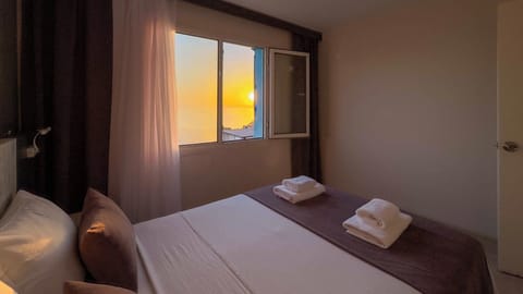 Luxury Suite, 1 Bedroom, Sea View | 1 bedroom, minibar, desk, laptop workspace