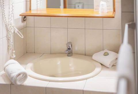 Classic Double Room | Bathroom | Free toiletries, hair dryer, towels