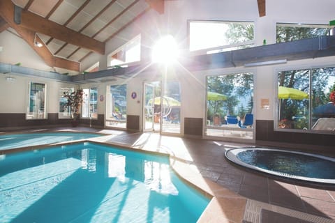 Indoor pool, sun loungers