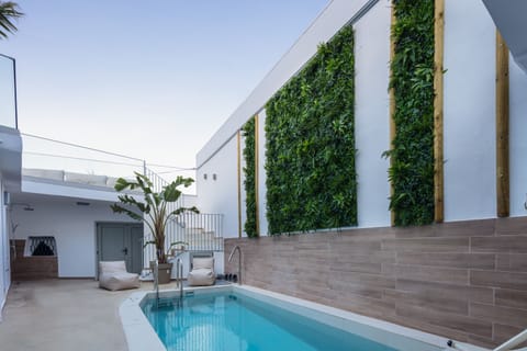 Stimulating pool surroundings.
