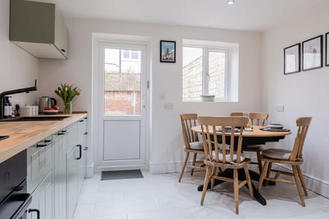 Churn View Kitchen/ Dining Room - StayCotswold
