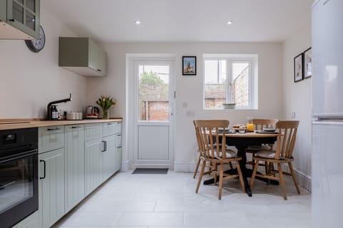 Churn View Kitchen/ Dining Room - StayCotswold