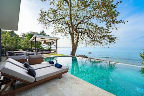Serene retreat – dive into the clear, calm waters of our infinity pool and let the ocean's horizon captivate your senses.