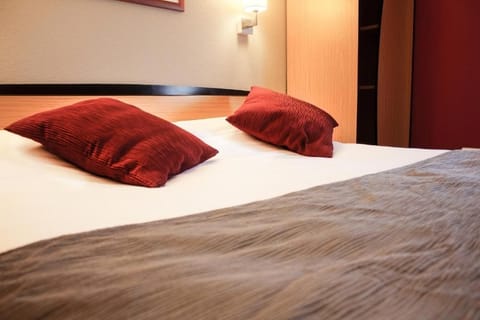 Desk, soundproofing, free WiFi