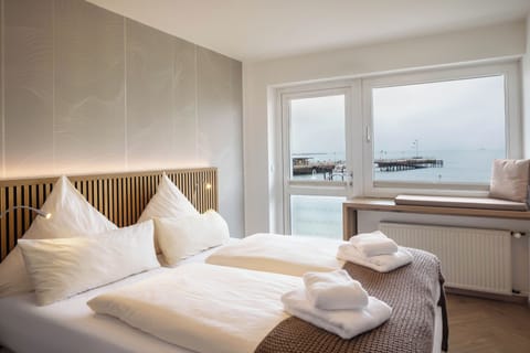 Komfort Doppelzimmer mit Meerblick | In-room safe, individually decorated, individually furnished, desk