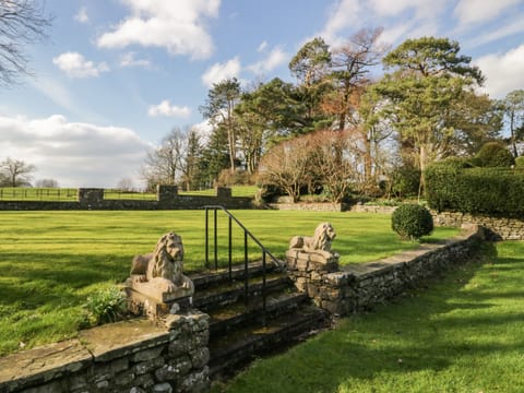 Cottage | Property grounds