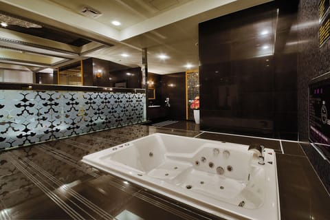 Deluxe Double Room, Non Smoking, Jetted Tub | Bathroom | Slippers