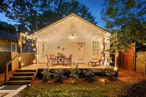 "We had a great time! Beautiful home in an awesome location. Danielle was very responsive and helpful in the lead up to and during our trip. I highly recommend staying here and hope to be back again!" - Kelsey - Calgary, Canada *****