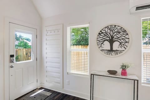 "5 stars all around for this Airbnb. The location is great as it’s very close to the beltline and Krog Street Market. The Airbnb is great, ample space and very clean. Danielle is great with providing check in instructions and with communication overall. I highly recommend this Airbnb for anyone visiting Atlanta especially those looking to be close to Inman Park/Cabbagetown/Old Fourth Ward neighborhoods." - Felix - Los Angeles, CA *****