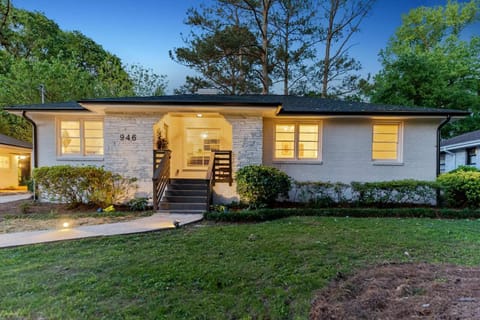 "Danielle was extremely friendly and reflected the overall tone of the home which was simply divine and equally peaceful, I would come back without hesitation!!! Five Stars!!!" - Dale *****
