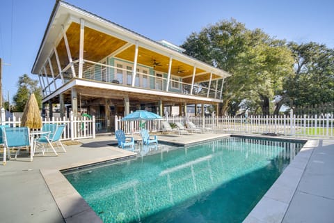 Gulfport Vacation Rental | 3BR | 2.5BA | 1,500 Sq Ft | Stairs Required