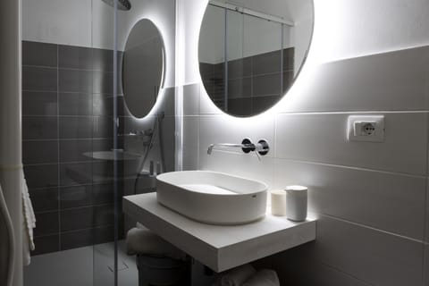 Standard Room ORANGE | Bathroom | Hair dryer, towels, soap, shampoo