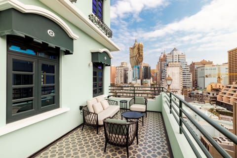 Luxury Room, 1 King Bed, City View | Terrace/patio
