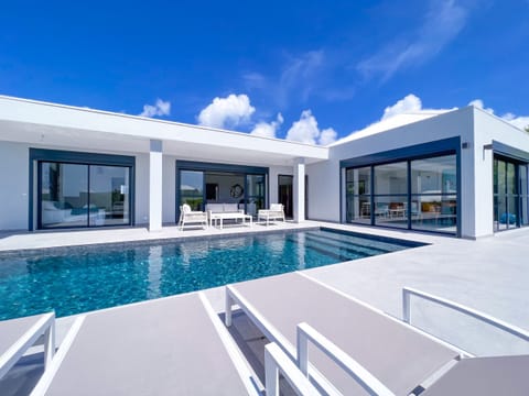 This <b>exceptional villa</b> features modern architecture with expansive glass windows overlooking a <b>sparkling pool</b>. Perfect for an unforgettable family holiday in the Caribbean sun.<br/>