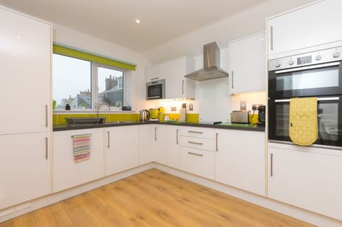 Electric kettle, toaster, cookware/dishes/utensils