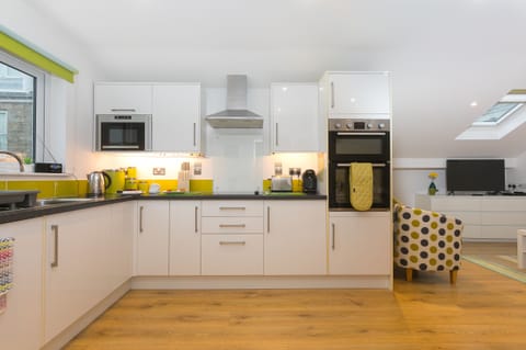 Electric kettle, toaster, cookware/dishes/utensils