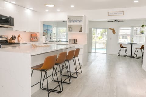 Morning coffee goals ☕✨ — big island for the crew, sunny nook for two, and pool views from the kitchen