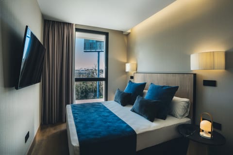 Executive Apartment | Blackout drapes, soundproofing, iron/ironing board, free WiFi