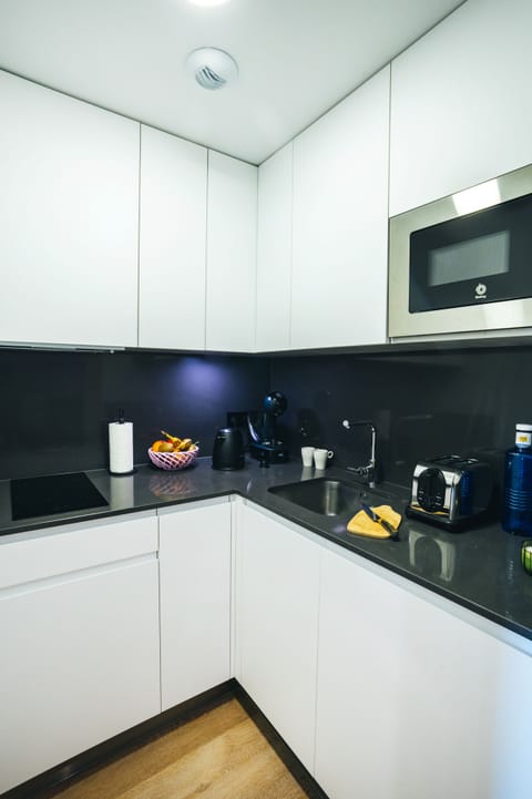 Executive Apartment | Private kitchen | Mini-fridge, microwave, toaster